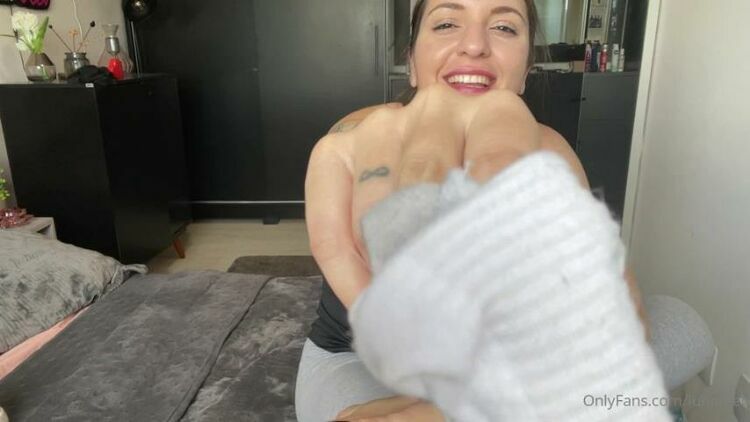 LUNA FEET – My Feet After Gym – Footjob, Footworship [updated: 2024-01-22]