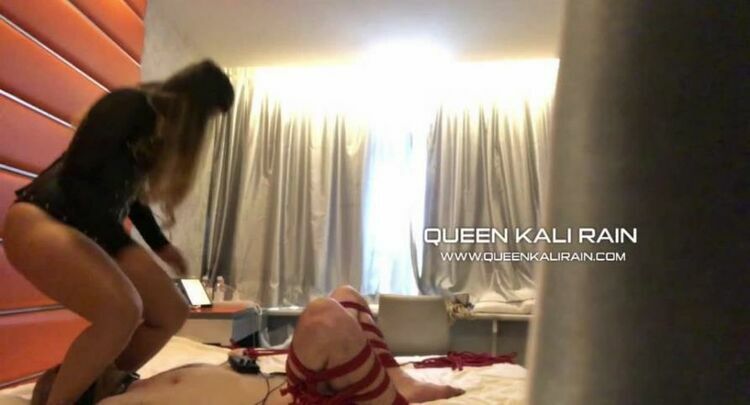 Queen Kali Rain – Hotel Foot fetish followed by face sitting tease [updated: 2024-01-22]