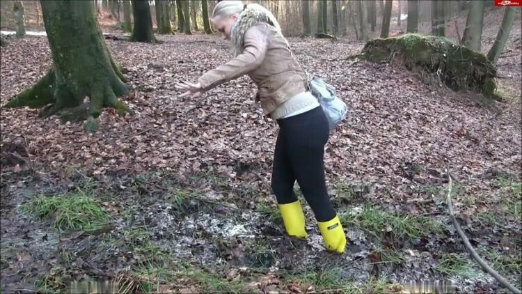 Lara-CumKitten - Einsauen, anpissen, vollrotzen - Gummistiefel Girl im Schlamm [updated: 2024-02-17]