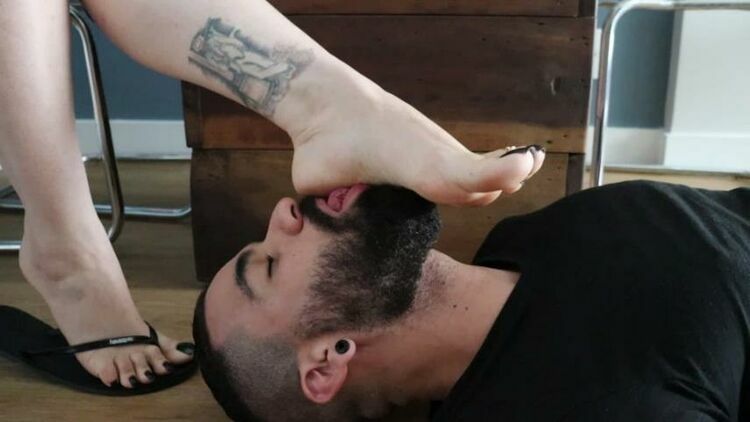 Jhonn – Womens Feet – I Went Under The Table While The Goddess Drank Coffe [updated: 2024-02-18]