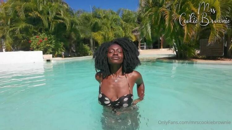 Mrs Cookie Brownie – Stunning Ebony Model Poolside Teaser [updated: 2024-02-19]