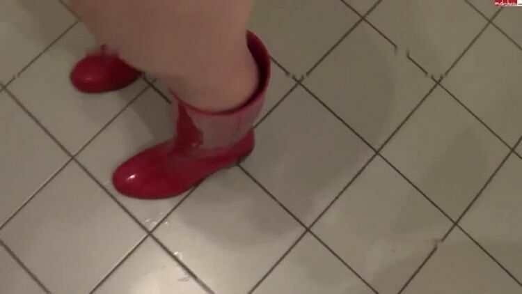 Lara-CumKitten - Pissen in rote Gummistiefel [updated: 2024-02-21]