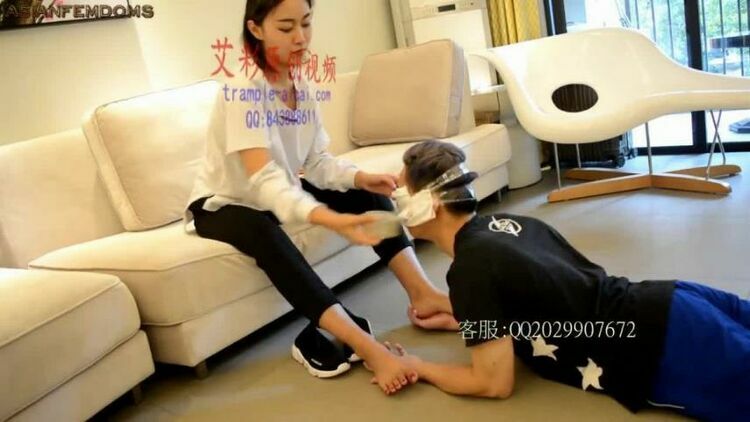 Chinese Femdom — Xia Fu Dirty Shoes White Socks Original Flavour Slave [updated: 2024-03-11]