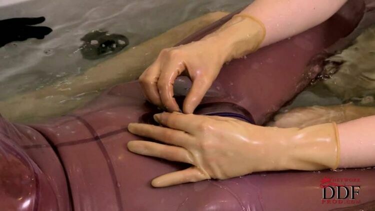 Black Angelica & Latex Lucy. Bizarre bath encounter [Full HD 1.97 GB] [updated: 2024-03-22]