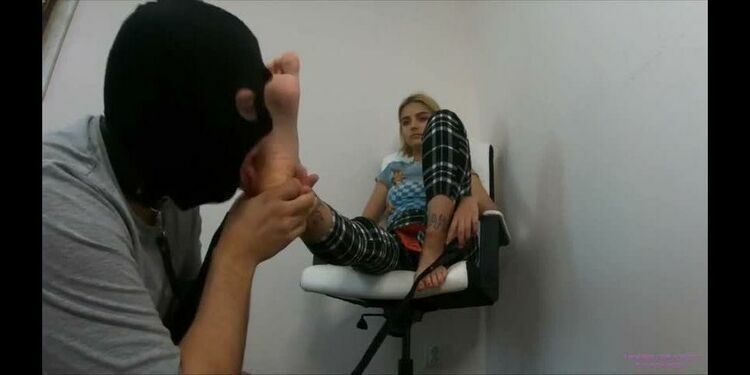 Licking Girls Feet - KARINA - Plays with her servant - SD 480p [updated: 2024-03-24]