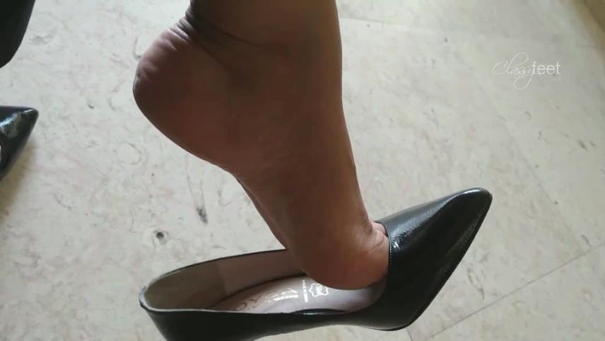 Classy Feet — Sofia  — Lawyer footqueen dangling in public at the court [updated: 2024-04-07]