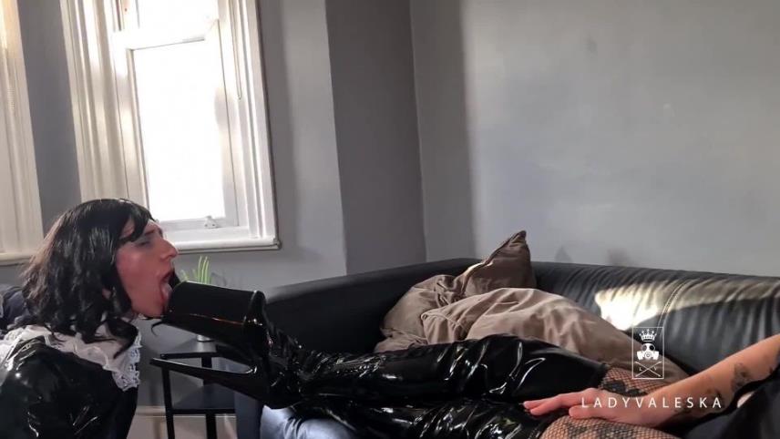 Lady Valeska: Worshipping my Fishnet Feet and Shiny Big Platform Boots [updated: 2024-04-10]