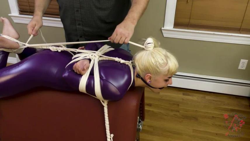 Bondage Junkies – Lola vs. A Little Decoration [updated: 2024-04-10]