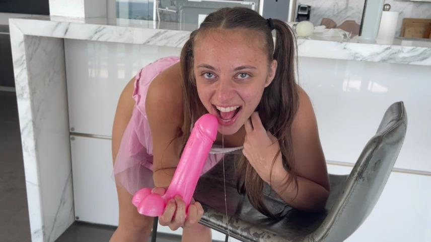 Gia Derza -  Squirting All Over The Kitchen [Manyvids] (FullHD 1080p) [updated: 2024-04-11]