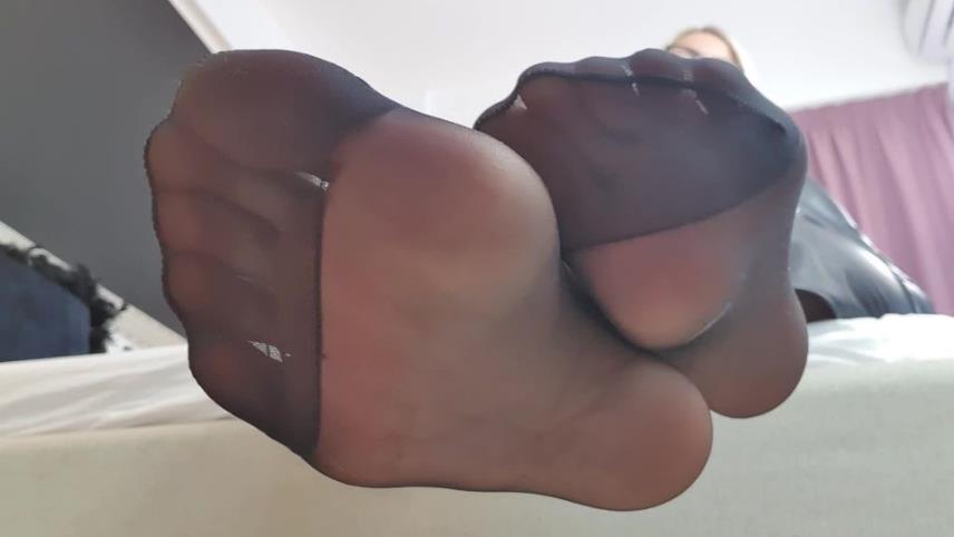 Permission to smell my sweaty pantyhosed feet [updated: 2024-04-18]