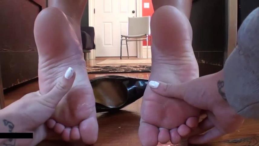 Sweet Southern Feet SSF – Gigi Gets Foot Rub Under Desk [updated: 2024-04-18]