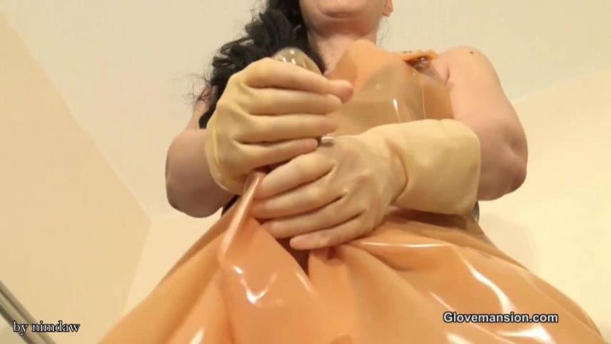 GloveMansion – Rubber gloves and latex apron JOI [updated: 2024-04-19]