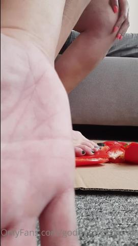 Onlyfans - Goddess Tessa - 45 Size Feet Goddess - Destroying 3 Peppers With 1 Step And Smashing It Completly - UltraHD 1920p [updated: 2024-04-26]