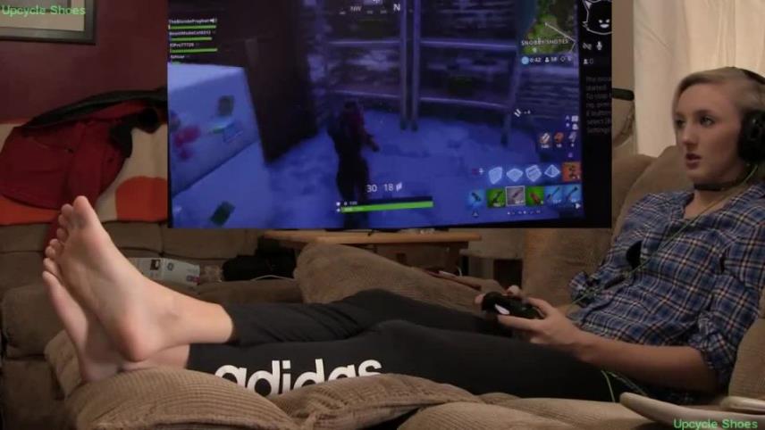 White girls feet , foot tease pov , gamer girl plays fortnite! barefoot joi [updated: 2024-05-26]