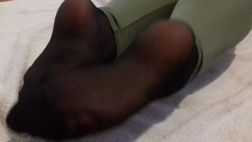 Sweaty gym nylon feet [updated: 2024-06-14]