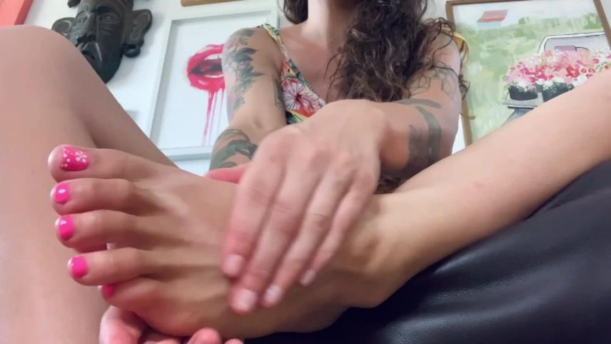 daisymeadowss – Giving myself a foot massage Upclose [updated: 2024-06-20]