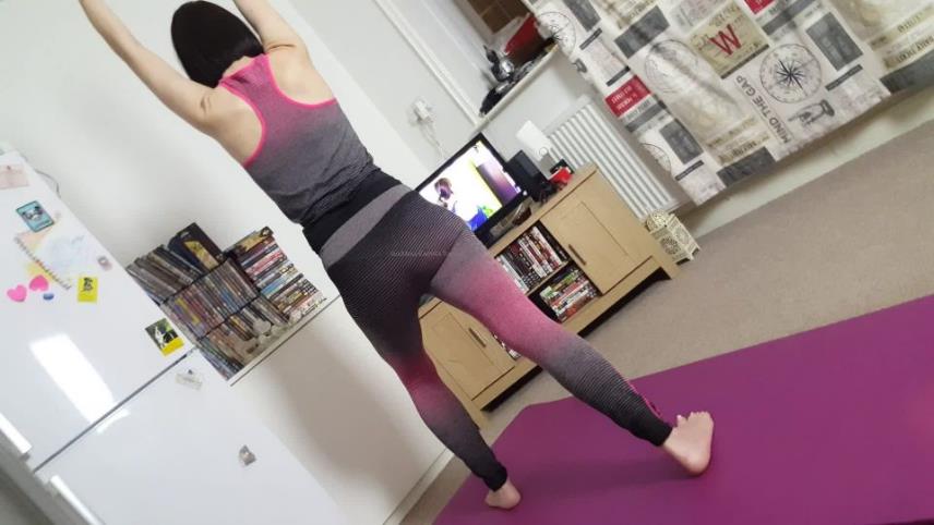 camilla_tootsie 27-04-2020 Yoga is good for the mind and soul my soles look soft. goddess hard at work. [updated: 2024-07-13]