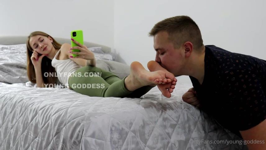 young goddess 091020212242529499 just laying on the bed and browsing my phone while my slave does his duties [updated: 2024-07-25]