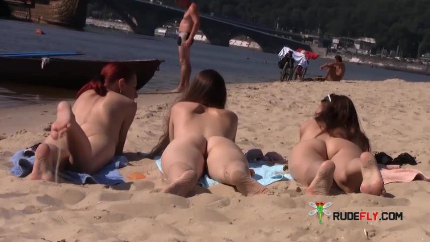 Nudist teen not shy about posing nude at the beach [updated: 2024-07-29]