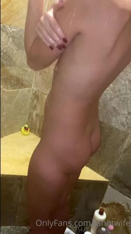 LA Hotwife – Quick Rinse In The Shower Before Bed [updated: 2024-09-04]