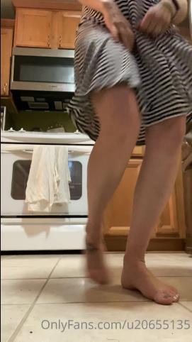 junifurmoon Dancing with dirty feet while I clean the kitchen. [updated: 2024-09-05]