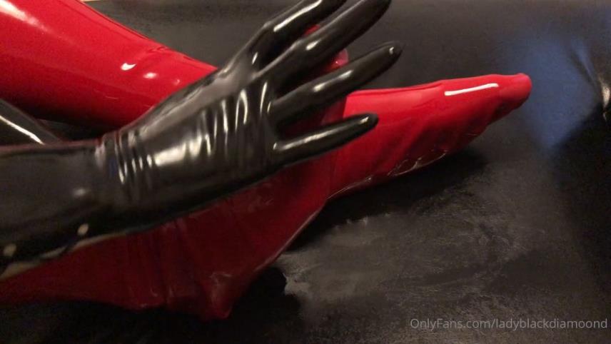 Lady Blackdiamoond aka blackdiamoondofficial – Imagine how sweaty my feet are in the latex socks [updated: 2024-09-05]