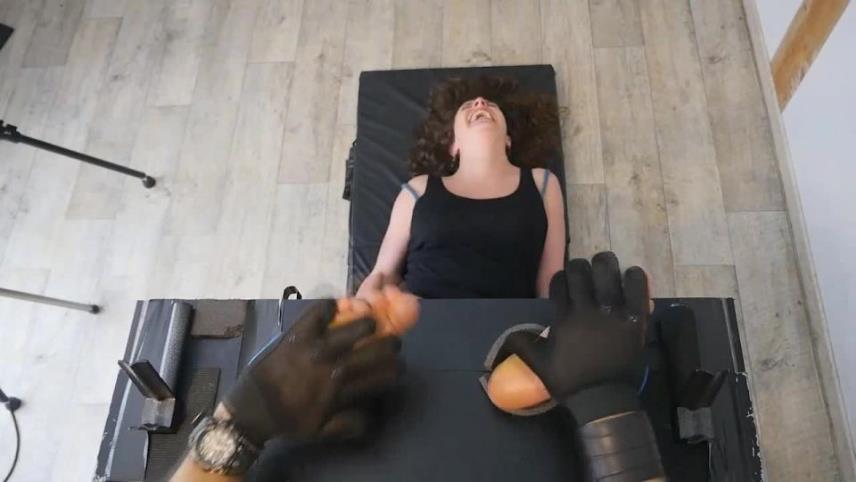 FrenchTickling – Linafox Has The Ticklish Feet Of The Year [updated: 2024-09-07]