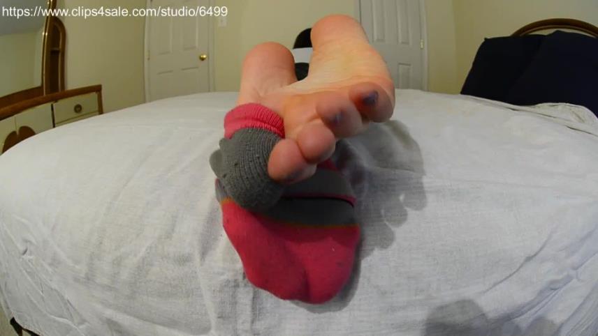 Amateur soles giantess and footjobs – TAL’s SOCK STRIP and BARE SOLE tease [updated: 2024-09-11]