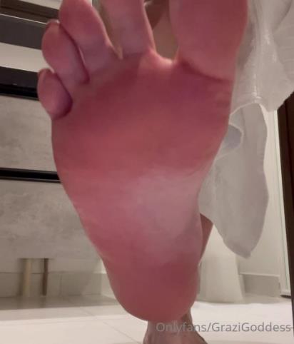 Grazigoddess i just finished recording come suck this big delicious feet acabei de gravar vem chupar [updated: 2024-09-11]