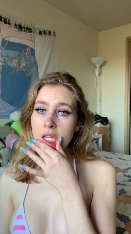 FionaSprouts – Sucking on a popsicle [updated: 2024-09-12]