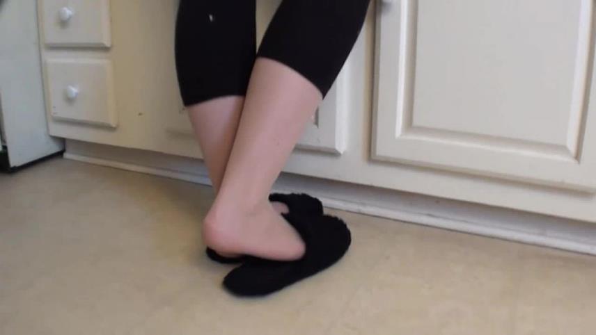 Skyler Cleans & Dips In House Slippers - Footworship [updated: 2024-09-12]