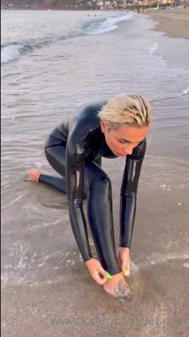 Katerina Piglet – The Warm Sea Caresses The Body In Latex These Are Such Pleasant Sensations [updated: 2024-09-16]