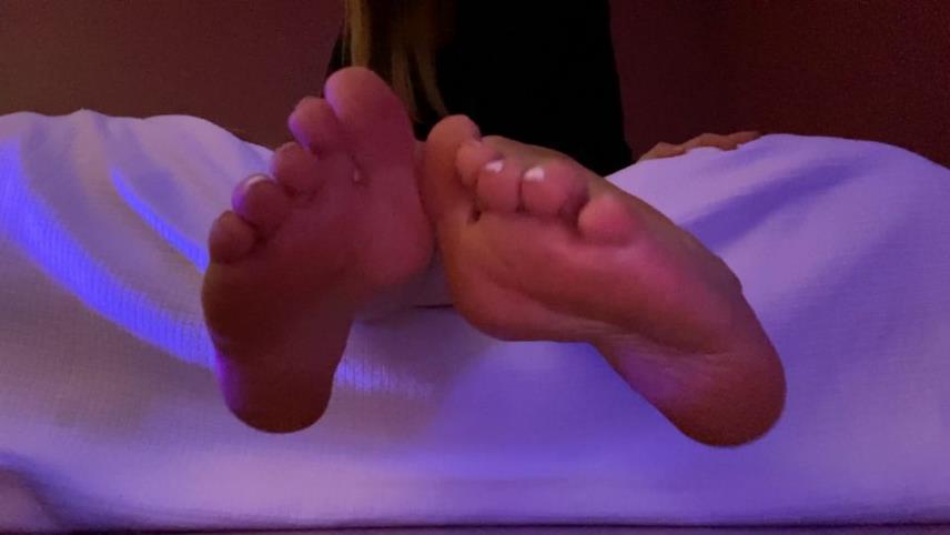 Kitty Darlingg - Cuckold piggy wants my sweaty feet pov - HD 720p [updated: 2024-09-22]