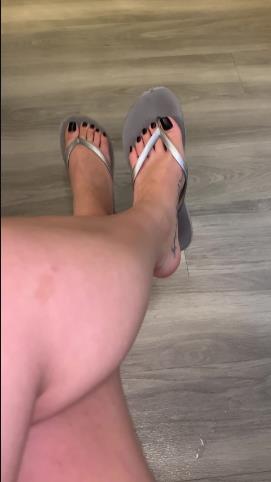 feetbysvett 07-03-2020 A client of mine asked for a oily flip flop dangle. This is a sneak peek into the vid. Guy [updated: 2024-09-23]