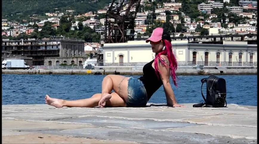 Barefoot Urban Girls – PURPLE QUEEN: barefoot in Trieste 2 [updated: 2024-09-26]