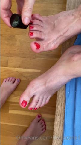 dianacane 16-09-2020 My mom paint her toes in RED like [updated: 2024-09-29]