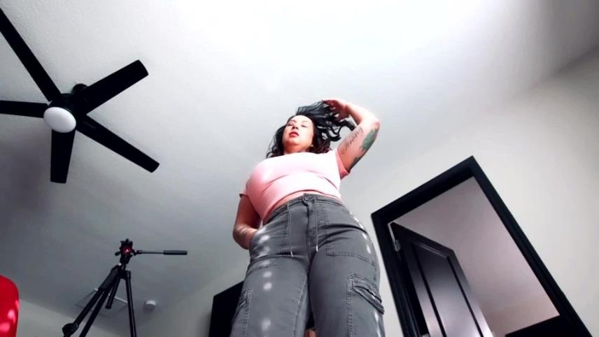 Clips by Drea: Giantess Catches a Bed Bug [updated: 2024-09-29]