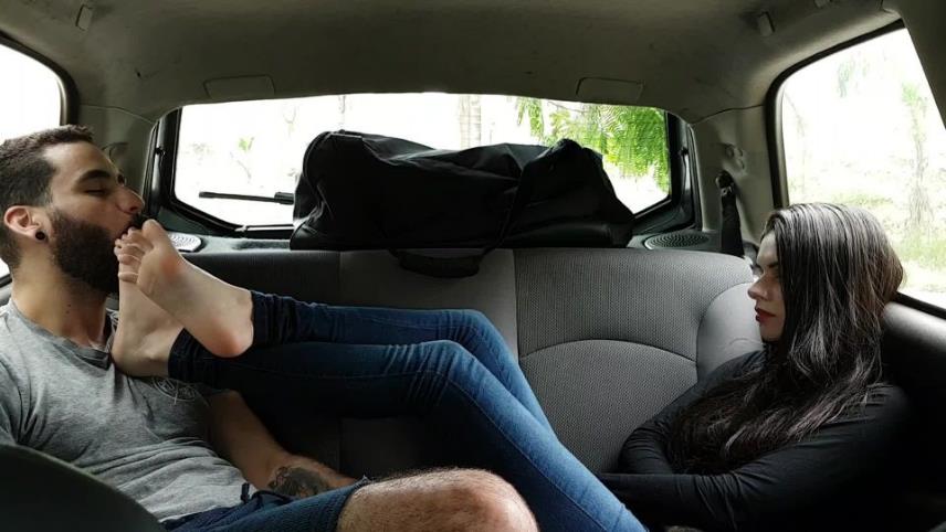 Emily Foxx – Smelling My Socks And Worship My Feet In The Car [updated: 2024-10-01]