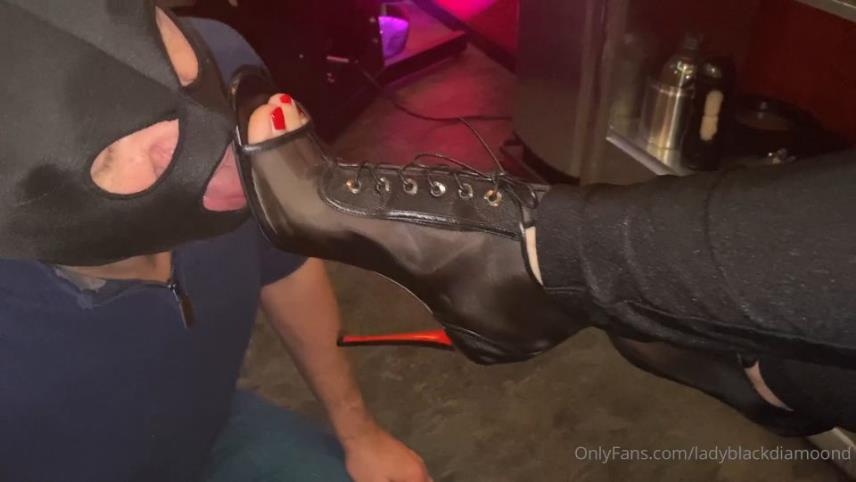 Lady Blackdiamoond aka blackdiamoondofficial - I want that you worship my high heels like him Are you ready - FullHD 1080p [updated: 2024-10-05]