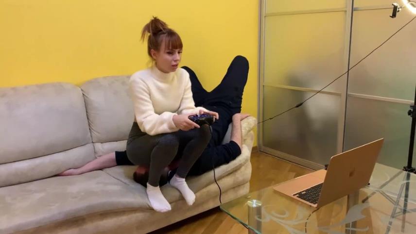 Petite Princess FemDom - Gamer Kira In Leggings Uses Her Chair Slave While Playing [updated: 2024-10-05]