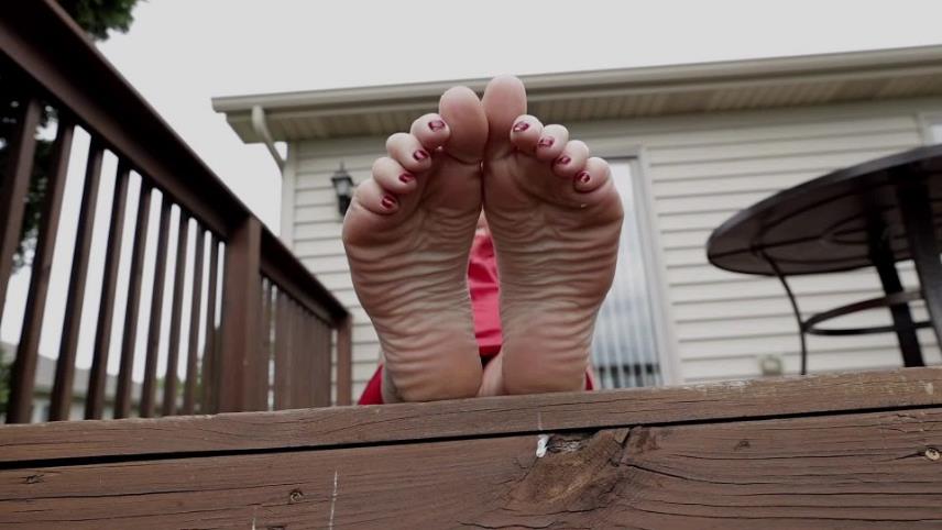 HFW – Emma – BareFeet Outdoors – Slo-Mo [updated: 2024-10-08]