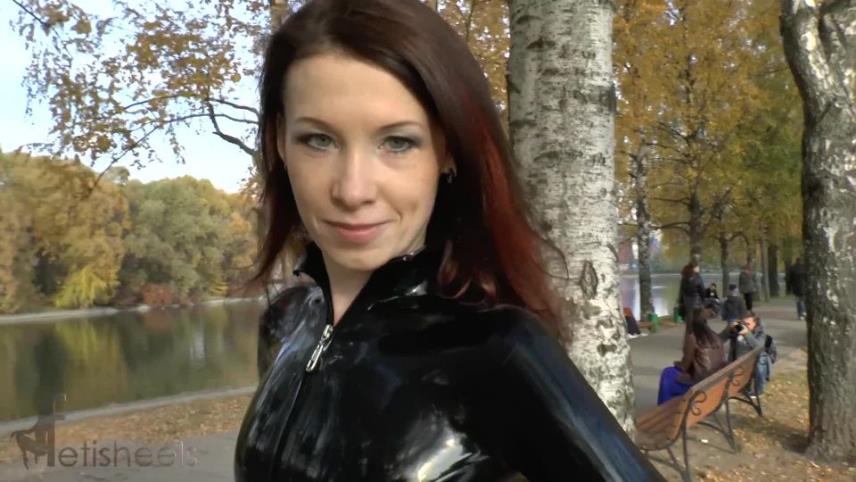 9274 - Sexy Redhead In Latex Catsuit And Balletboots Walking [updated: 2024-10-09]