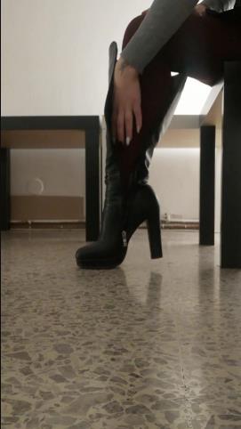 scarlettferrari 12-02-2020 Taking off my boots after a long day [updated: 2024-10-13]