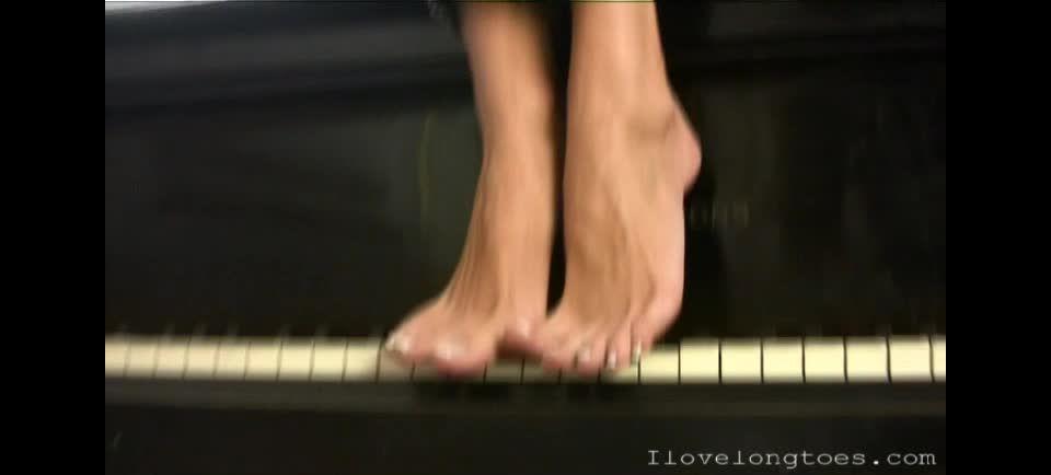 Long Toes Playing Grand Piano [updated: 2024-10-20]