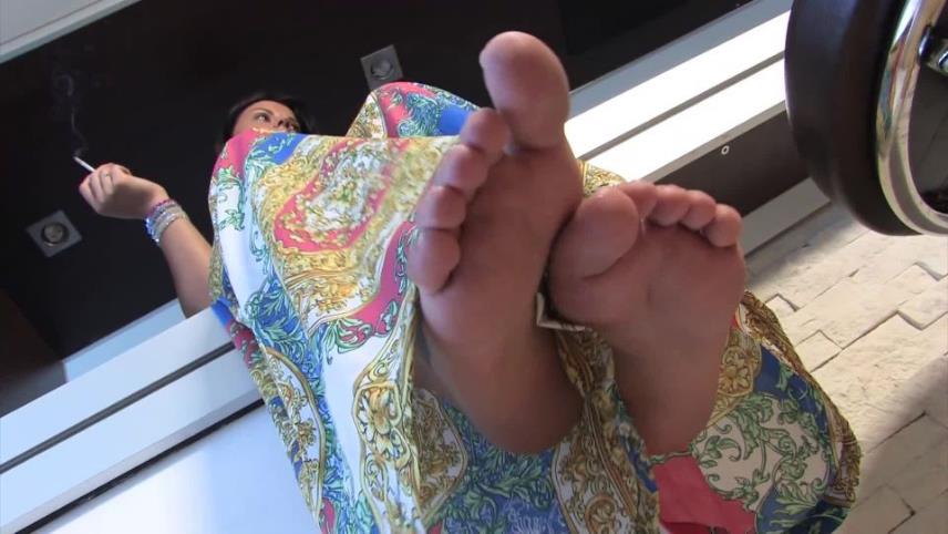 Toes – Noemis World – Hot Salma drinking coffee barefoot [updated: 2024-10-24]