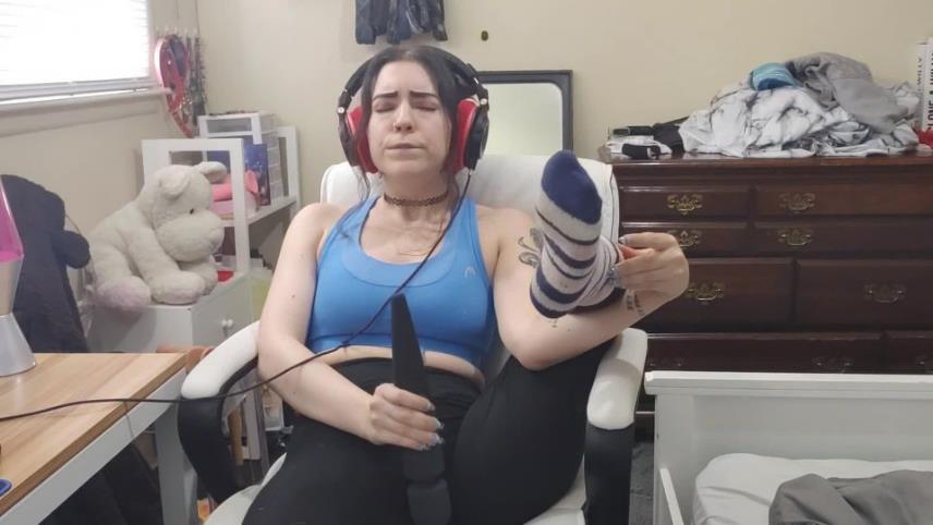 LilRedVelvet – Cumming To Music Wearing Headphones [updated: 2024-10-25]