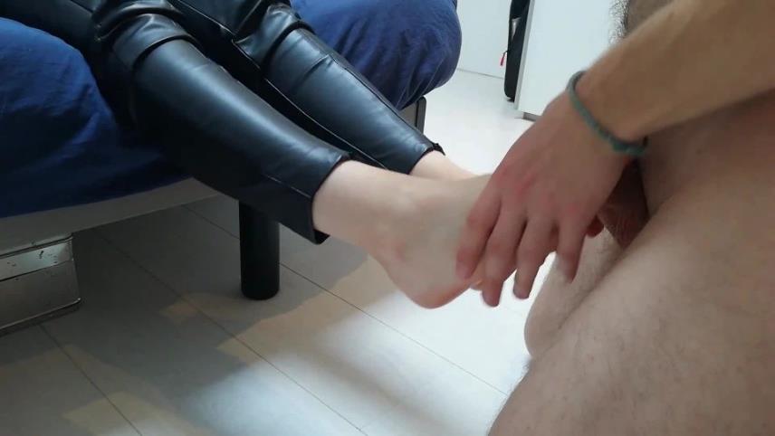 Having A Good Time With My Girlfriends Feet When She Wears Leather [updated: 2024-10-29]