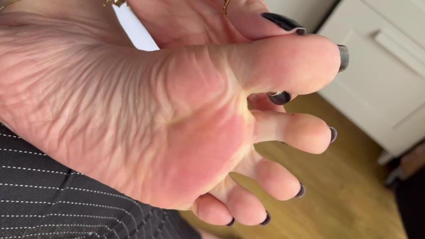 Goddess Grazi - Come smell and suck my feet and my stinky slippers [updated: 2024-10-30]