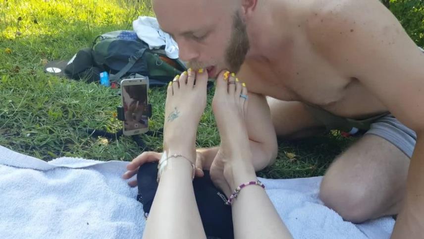 Goddess gets her feet worshipped [updated: 2024-11-06]