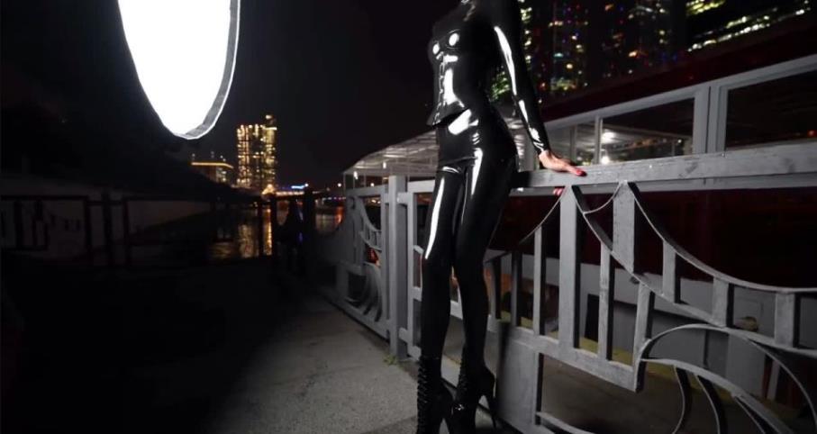 Super Molly Latex Girl In The Night Photoshoot ASMR [MyLatexBabe] (SD 680p) [updated: 2024-11-16]